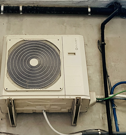 Pompa di calore Clivet installata per ottimizzare comfort e aria. Soluzione efficiente con gestione intelligente.